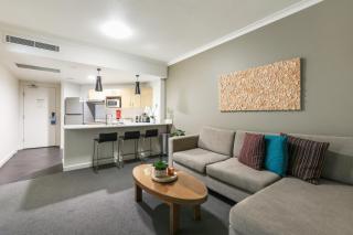 Top Floor Tropical Escape with King Bed, Pool & Balcony - Darwin - 9