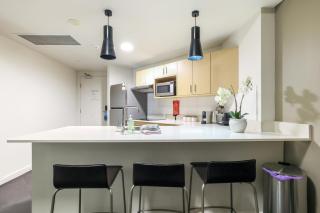 Top Floor Tropical Escape with King Bed, Pool & Balcony - Darwin - 7