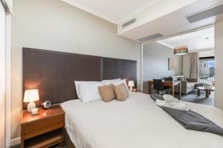 Skyline King Bed Tropical Retreat with Pool & Balcony - 8
