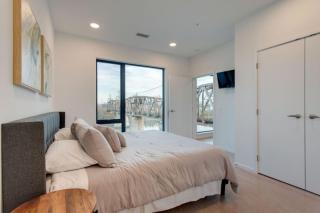 The Riverfront VIP Suite - Walk to Broadway & Nissan Stadium - Free Garage - 6