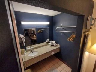 OSU 2 Queen Beds Hotel Room Wi-Fi 222 - 4