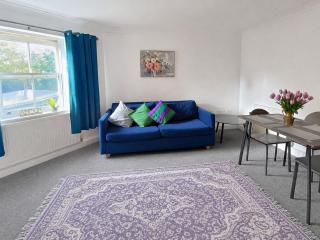 Comfy 2 Bedroom Flat - 6