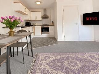 Comfy 2 Bedroom Flat - 3