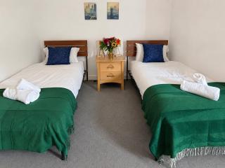 Comfy 2 Bedroom Flat - 5