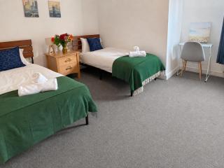 Comfy 2 Bedroom Flat - 4