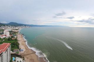 Amazing Sunsets Are Just The Beginning 3 bed 4 bath Luxury 24th Floor Oceanfront Condo - 6