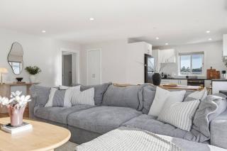 Modern 3BR Home Near Bellerive - 1