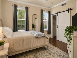 Spacious Home with Fast WiFi Near Downtown Sherman - 4