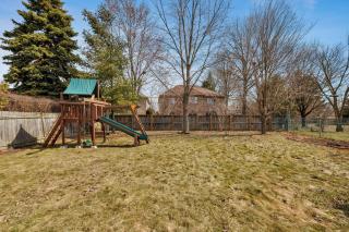 Lovely Single house close to Finch station 4BR with Free Parking - 5
