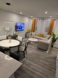 Modern Spacious Home - Near Airport - 4 bedtooms - 8