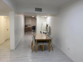 Moderna Casa Blanca de 3 Dormitorios, Recién Remodelada, Climatizada y Patío - 7