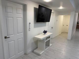 Moderna Casa Blanca de 3 Dormitorios, Recién Remodelada, Climatizada y Patío - 6