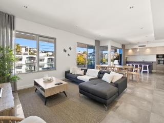 Elysee Beachside Apartments Alexandra Headland - 2