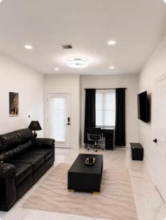 Modern Houston Getaway Near Downtown - 8