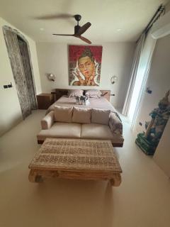 Go Big Emperor Bed 100 TV & Sea View - 6