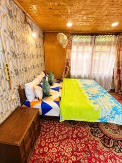 Dal lake Retreat Houseboat - 3