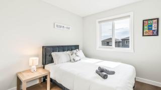 Luxurious New Home with Free Banff Pass - 9