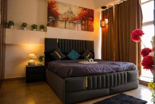 Luxurious 1BHK with Balcony Garden & City View - 3