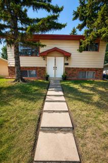 Modern 2-Bedroom Suite, 3-Min Walk to C-Train & Shopping - 9