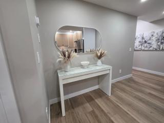 Bright & Modern Basement Suite Near Everything - 7