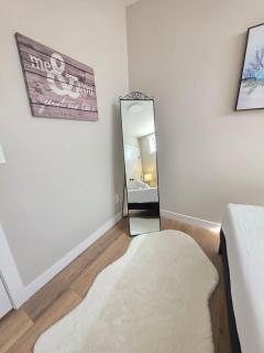 Bright & Modern Basement Suite Near Everything - 2
