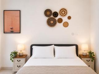 Sarona Summit - Luxury & Spacious 3BD with parking & Balcony - 1