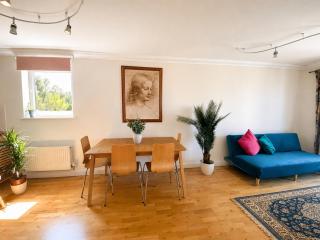Very Near Train Station 2BR and 2 Bathroom Near Central Cambridge - 1