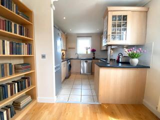 Very Near Train Station 2BR and 2 Bathroom Near Central Cambridge - 2