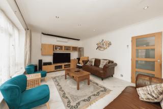 Spacious 3BR Home with Playroom & Free Parking - Tilehurst - 3