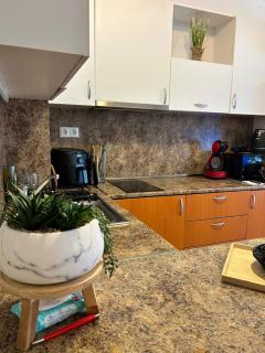 Summer Breeze Ground-Floor Studio I Patio & Parking - 4