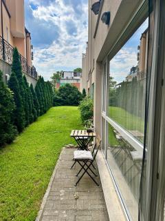 Summer Breeze Ground-Floor Studio I Patio & Parking - 1