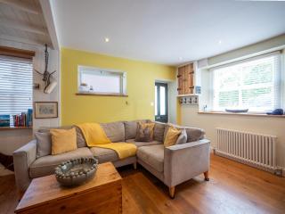 Stylish Coastal Cottage, Walk to Dartmouth Harbour - 2