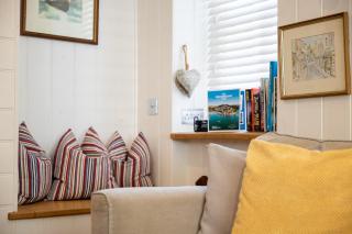 Stylish Coastal Cottage, Walk to Dartmouth Harbour - 1