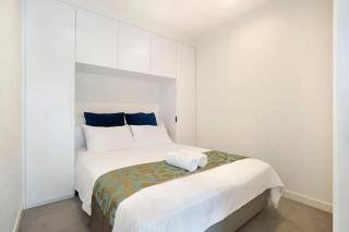 Bright & Cozy CBD Apartment - 9