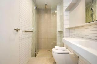 Bright & Cozy CBD Apartment - 5
