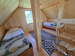 Usonbak Yurt Camp & Barnhouse - 4