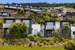 Spacious 3 BDRM, Panoramic Views and 2 Carparks! - 2