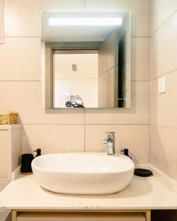 Modern 1BR Apartment with Gym & Pool located in Labone - 3