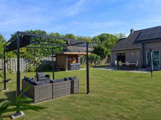 Woning met voorverwarmde, overdekte jacuzzi in de tuin - 9