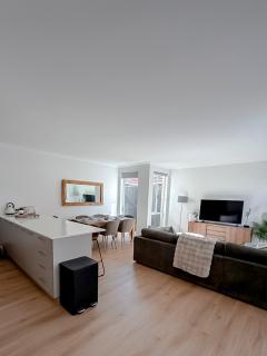 Luxe 4BR - Sleeps 8 - East Vic Park - Free Parking - Walk to Train - 4
