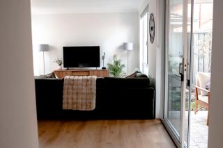Luxe 4BR - Sleeps 8 - East Vic Park - Free Parking - Walk to Train - 2