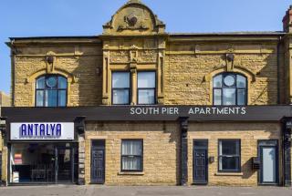 Bond Street Apartment Near the Promenade with Two Bathrooms and Workspace - 5