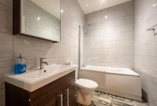 Bond Street Apartment Near the Promenade with Two Bathrooms and Workspace - 4