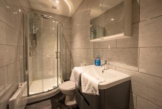 Bond Street Apartment Near the Promenade with Two Bathrooms and Workspace - 1