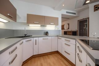 Modern Vienna Gate Apartment with Balcony & Free Parking - 8
