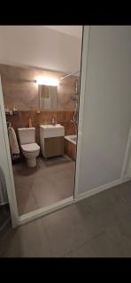 Eagles Nest Guesthouse- Grey Lily Suite - 4