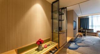 Zhuhai Golden Leaf Wuzhou Crown Hotel - 2
