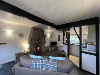 Eyrie Cottage, barn conversion, Pool & Hot tub access - 3