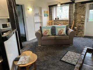 Eyrie Cottage, barn conversion, Pool & Hot tub access - 4