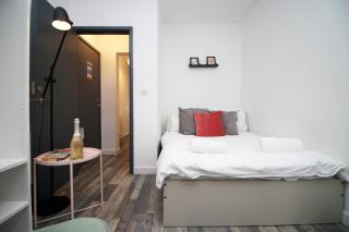 Modern 2-Bedroom Flat in Roath with Parking - 5